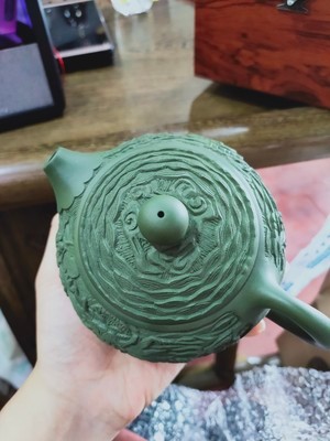 исинский чайник Си Ши Резной Дракон ручной работы с резьбой 05 Коллекционный исинский чайник Си Ши Резной Дракон ручной работы с резьбой, зеленая глина бэншань люй ни